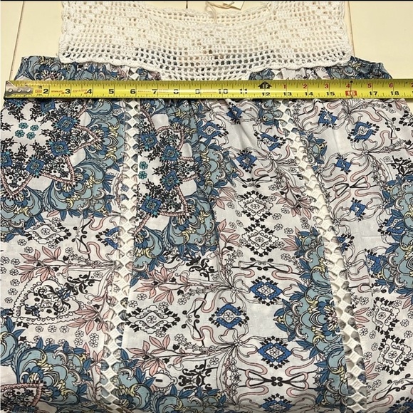 NET🩵🤍Lovestitch White Crochet Top with Blue Floral Design - Picture 10 of 12